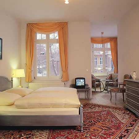 Schmiedehaus - *